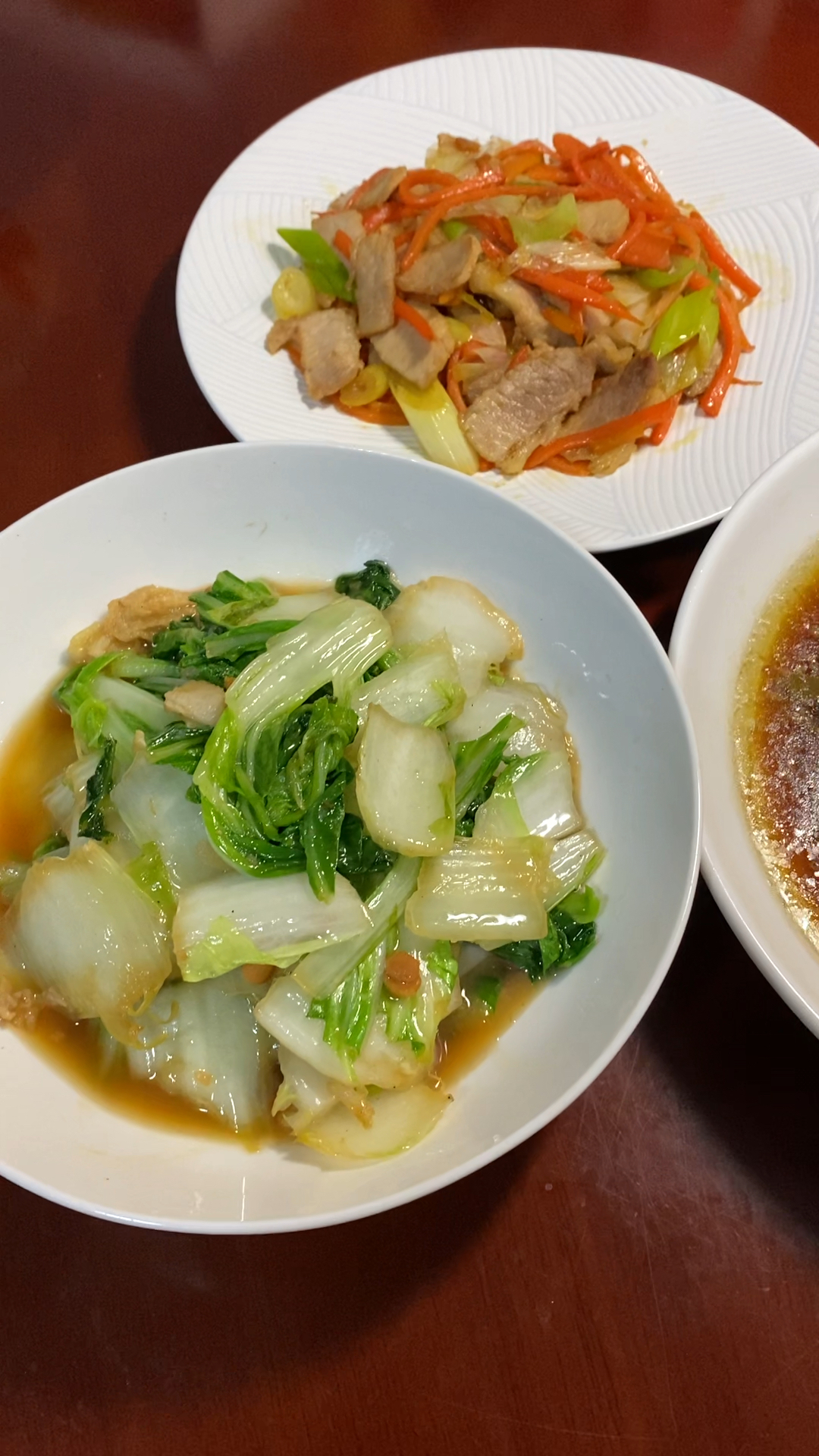 上海一家三口的晚餐,葱炒肉片、剁椒鱼头、猪油渣炒白菜