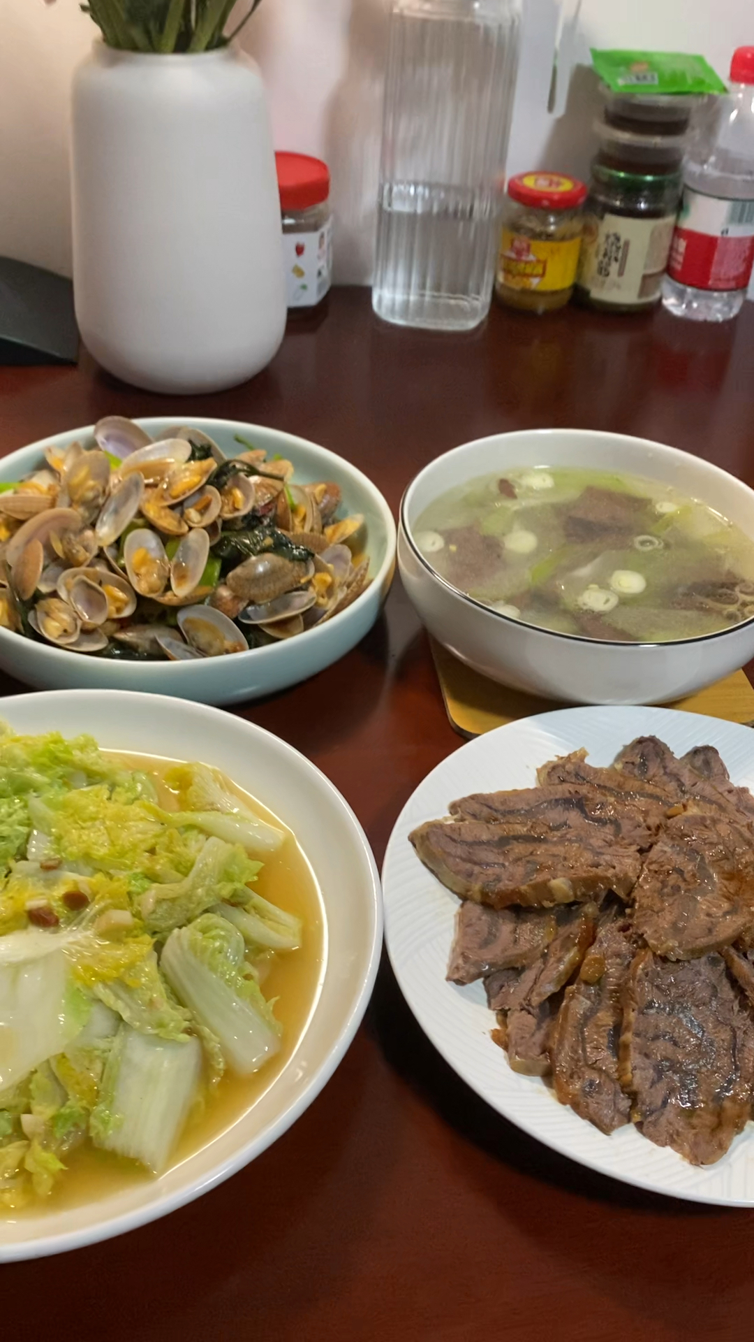 上海一家三口的晚餐,卤牛肉、辣炒油蛤、鸭血冬瓜汤、蒜蓉炒白菜