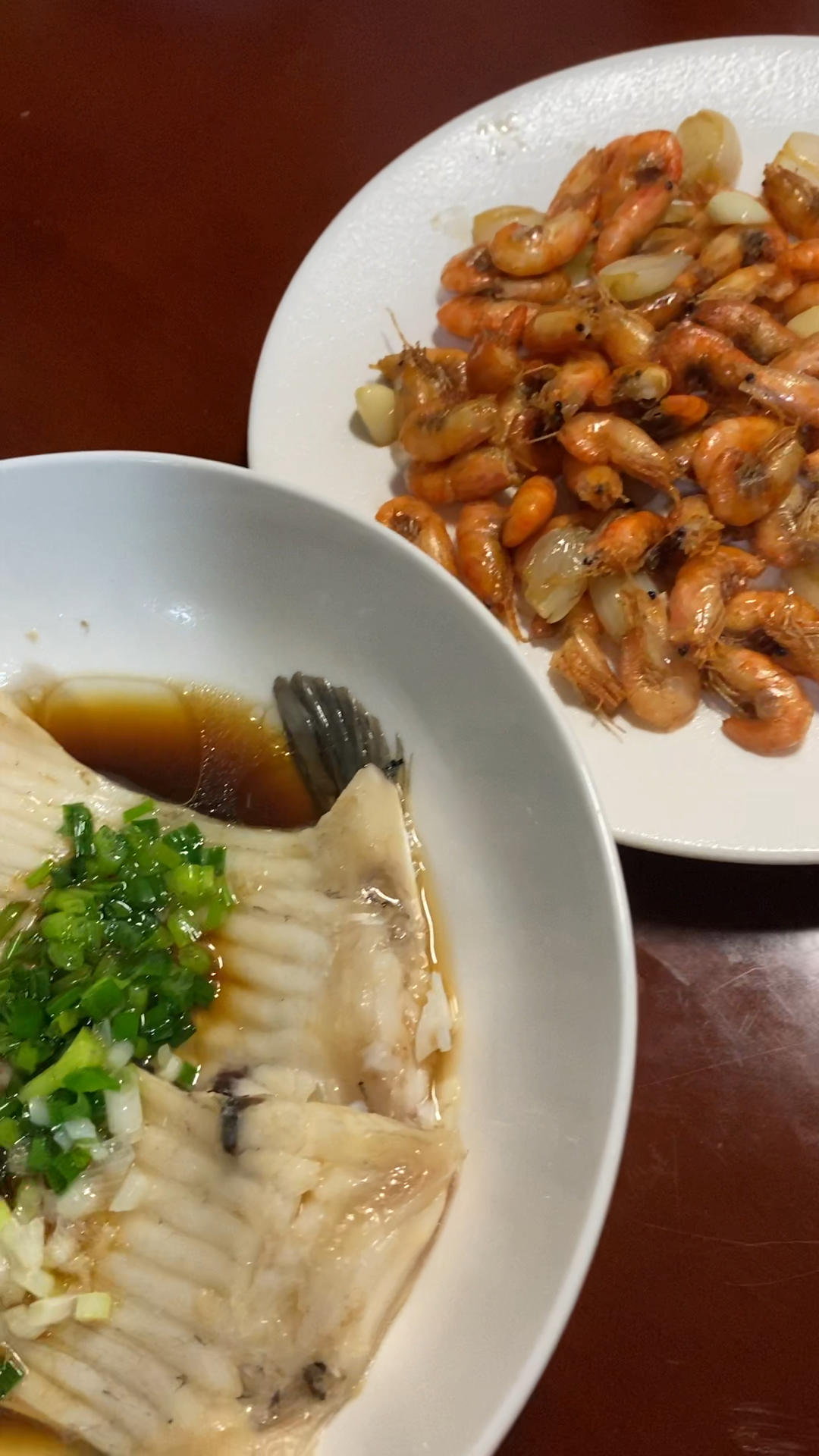 在上海一家三口的晚餐,剁椒鱼头、爆炒小河虾、蒸鱼块