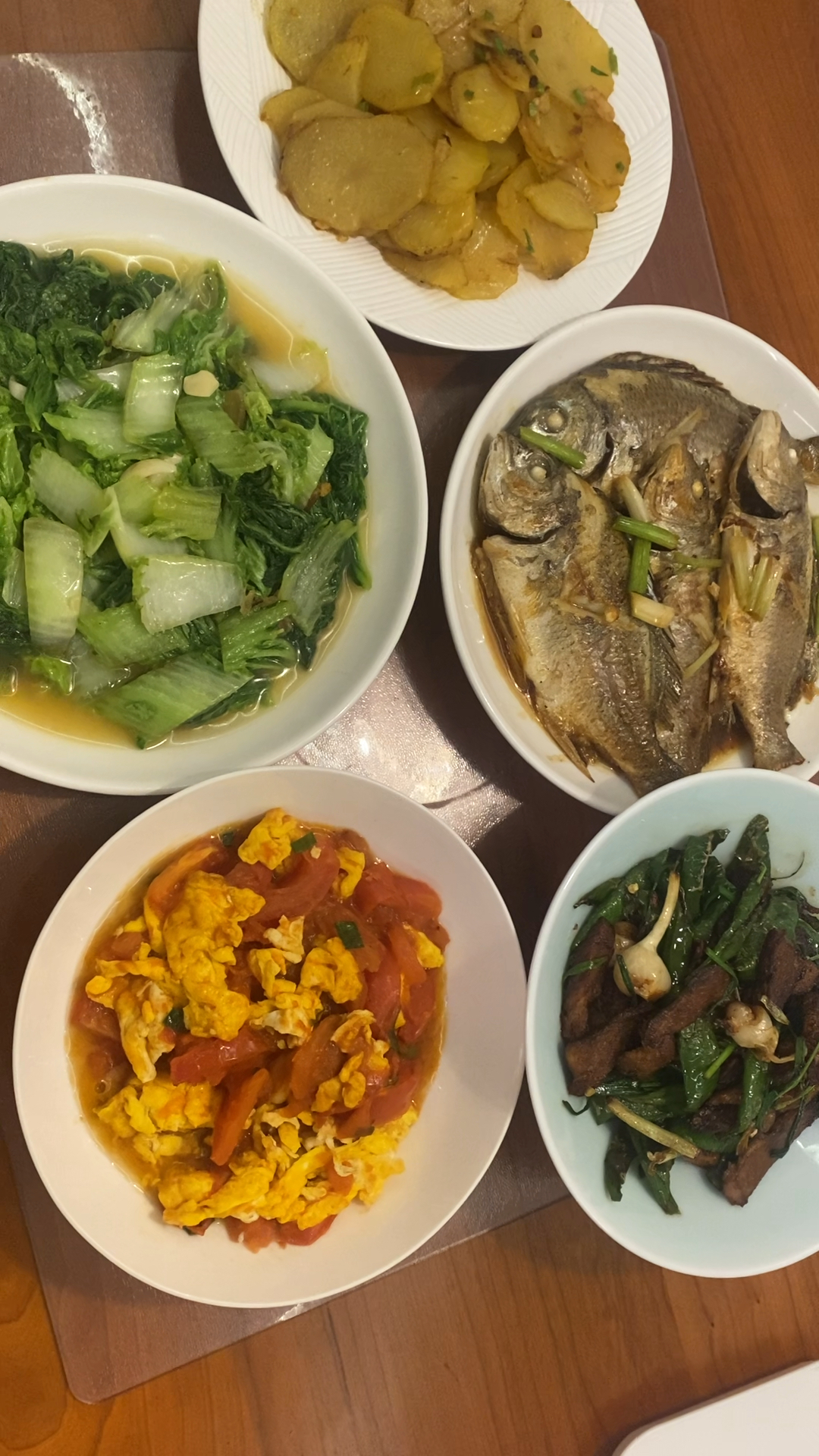 番茄炒鸡蛋、辣椒小炒肉、焖小海鱼、干锅土豆片、蒜蓉小白菜