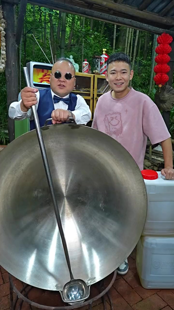你过生日的时候想不想吃一个,我做的这么大的蛋糕!!