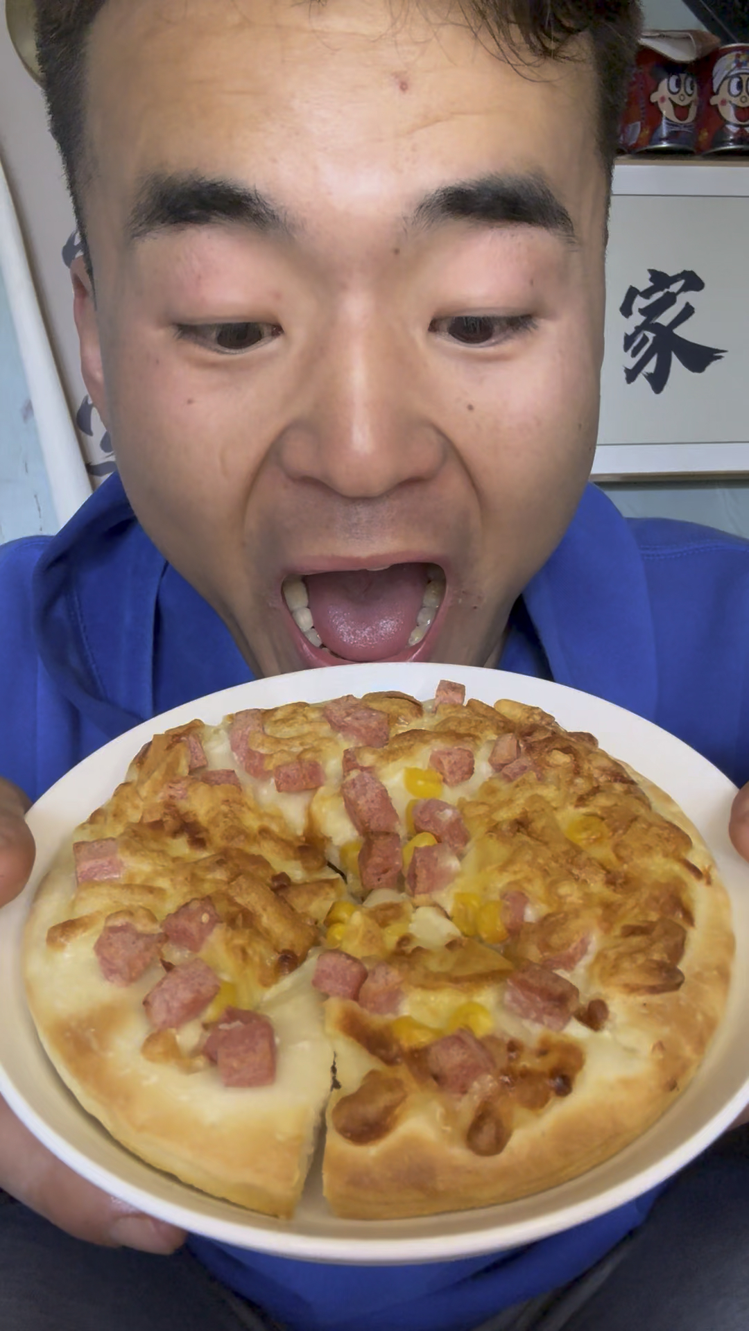 蹦蹦龙第一次吃披萨,直接一口气炫了三个