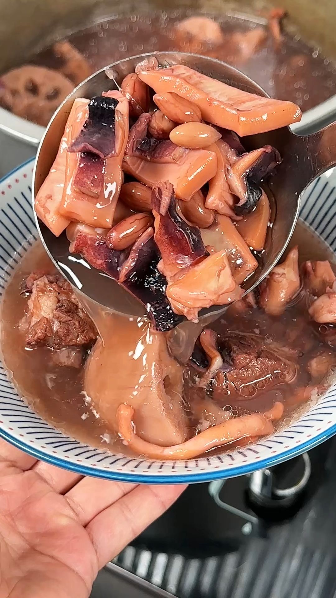 天气冷又干燥，这个墨鱼莲藕排骨汤安排起来，汤鲜味美好喝又营养