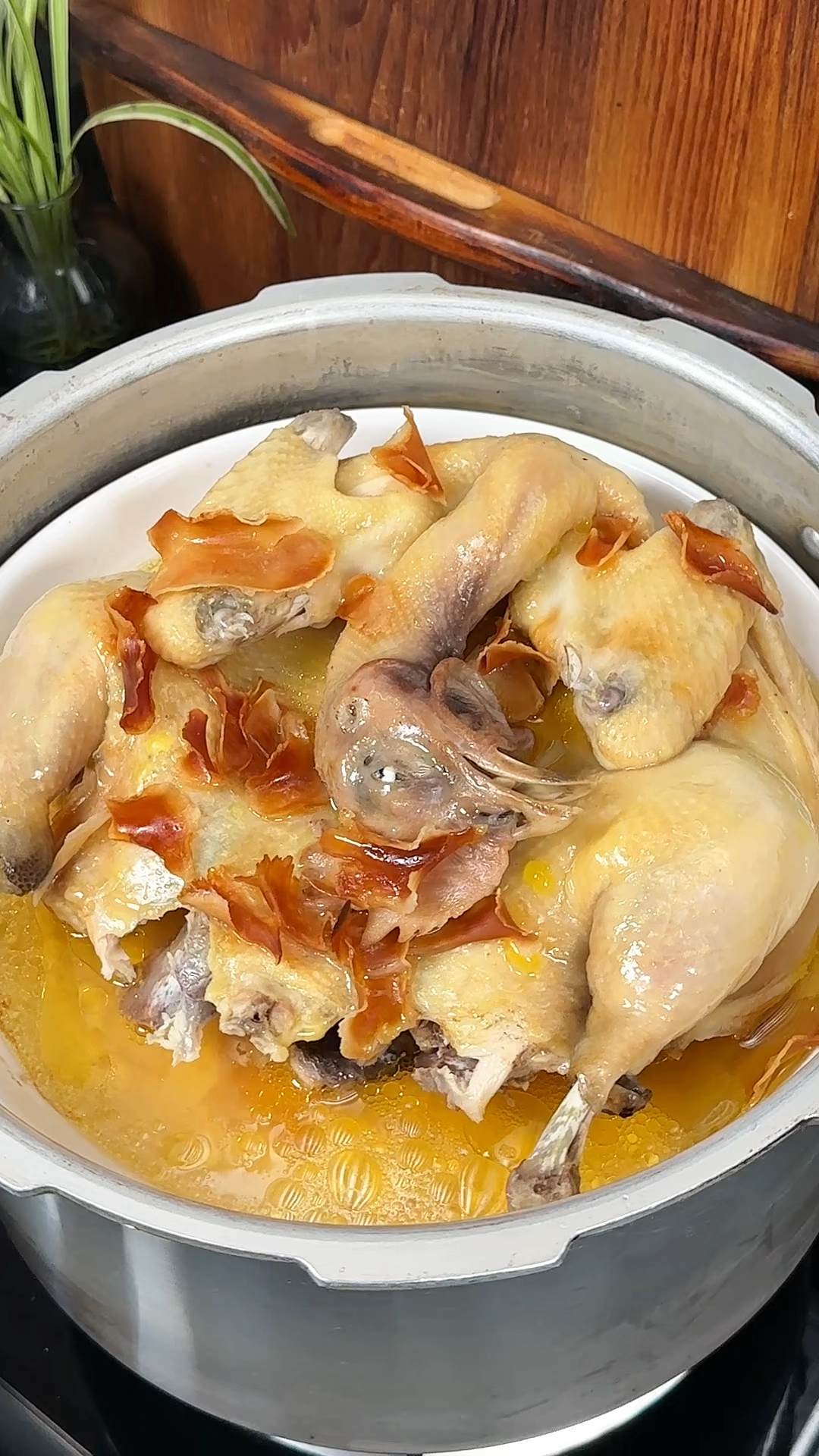 这道全程不加一滴水的蒸鸡安排做起来，做法简单，汤鲜肉嫩又好吃