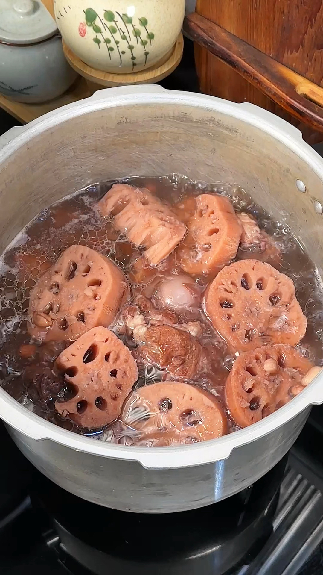 莲藕筒骨汤，这样炖出来又粉又糯，汤鲜味美！