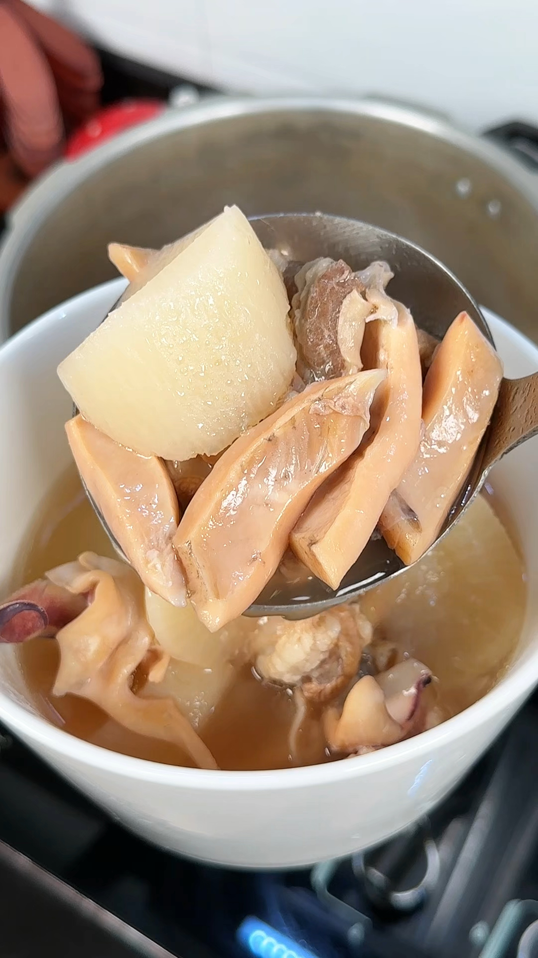 滋阴养血排骨墨鱼汤！汤鲜味美巨好喝