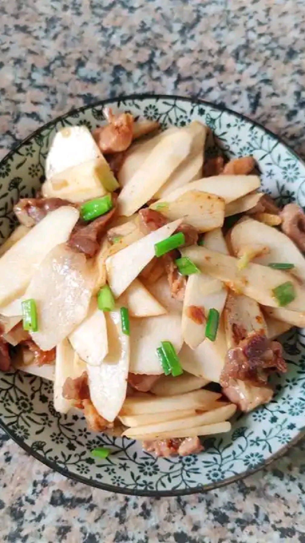 山药炒肉片的正确打开方式，口感清脆爽口，营养丰富。