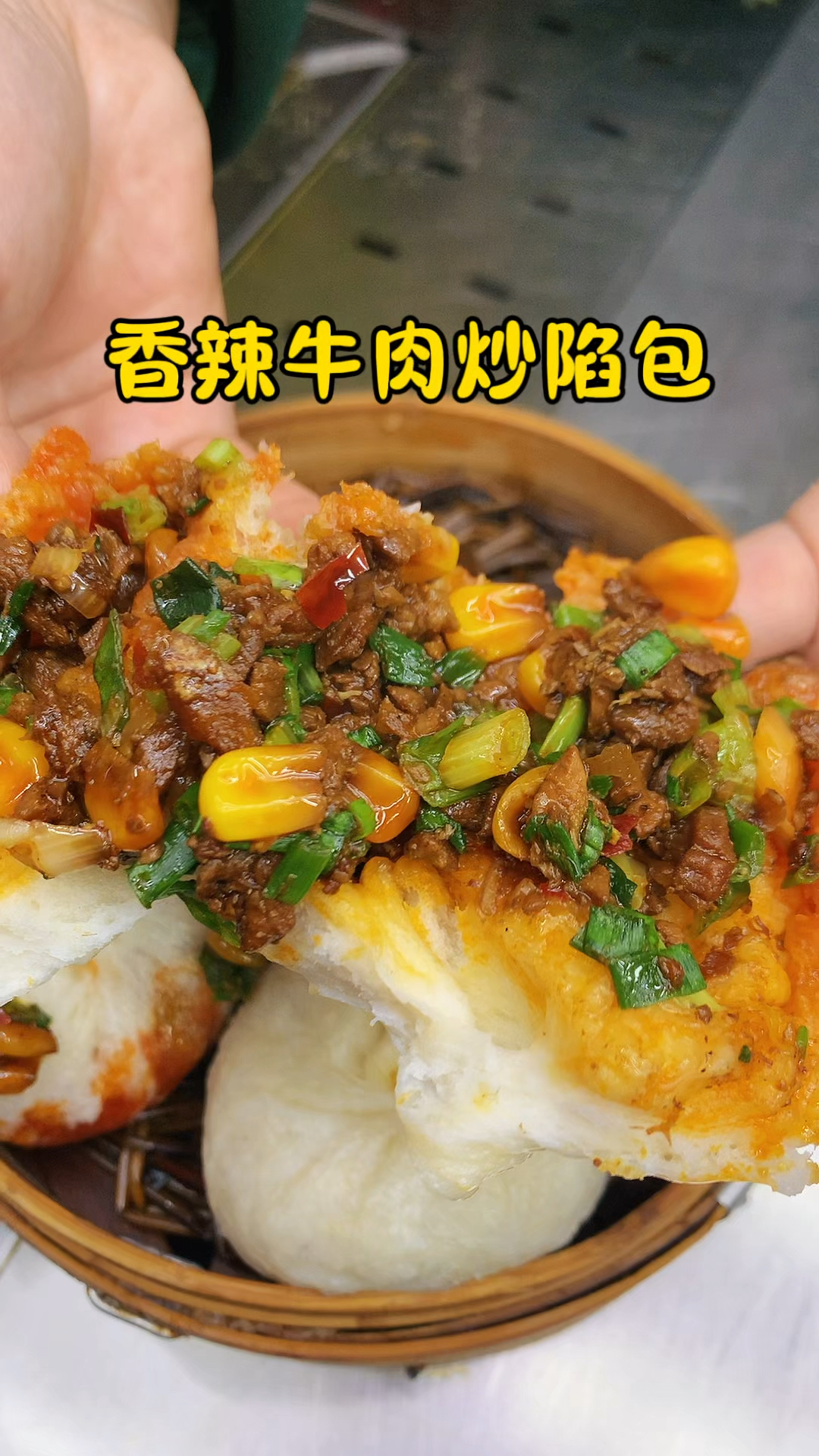 她的包子摊,是这条街上的独特风景。摊主是位漂亮女子,