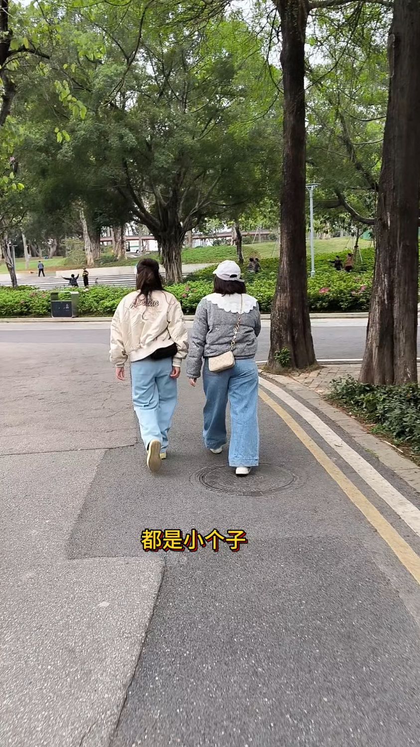 腿粗的小个子穿什么裤子好看?还得是窄版牛仔阔腿裤
