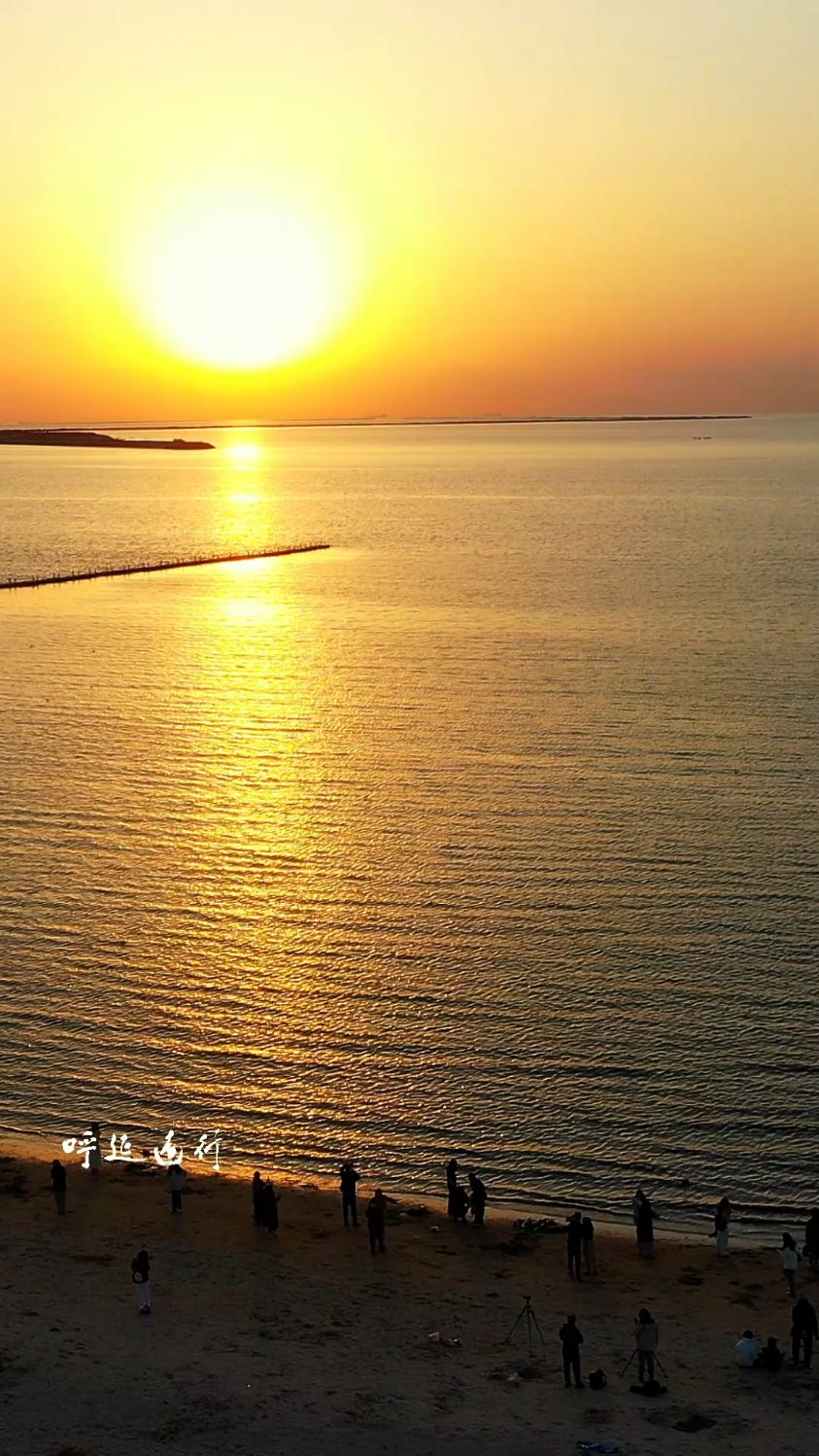 夕阳下的营口市鲅鱼圈山海广场,海天一色,如痴如醉