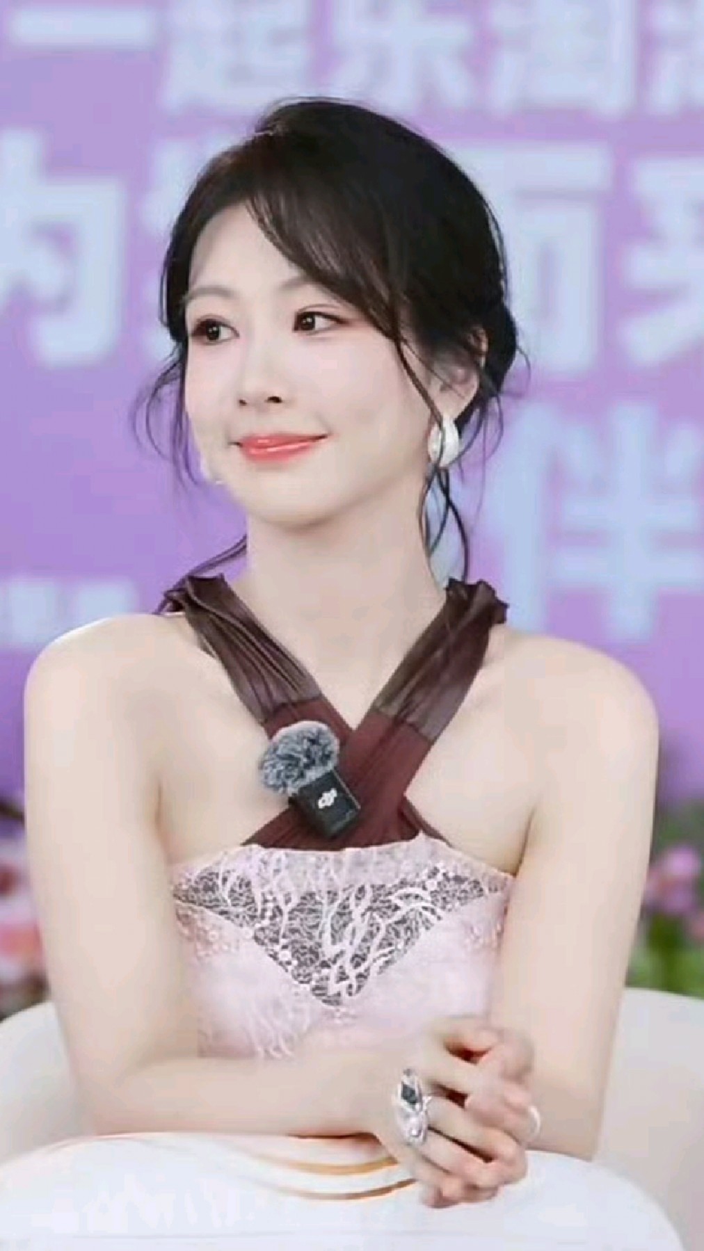 杨紫最新直播,上身最新高定,品牌还送来周年蛋糕和鲜花,好用心