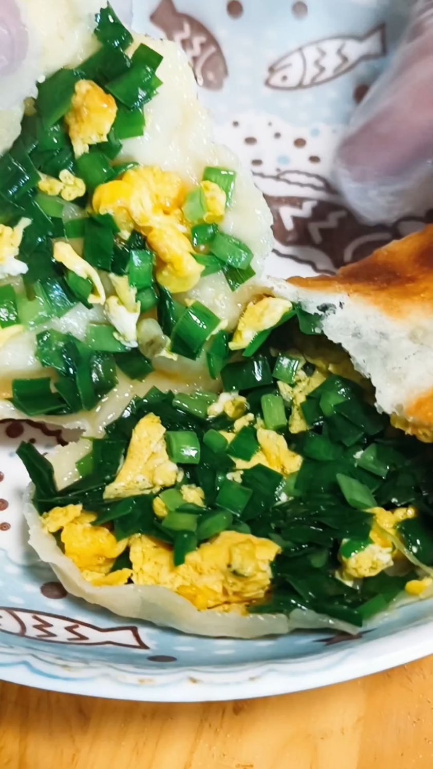 爆汁韭菜盒子的终极秘诀!面皮酥脆到掉渣,馅料多到包不住