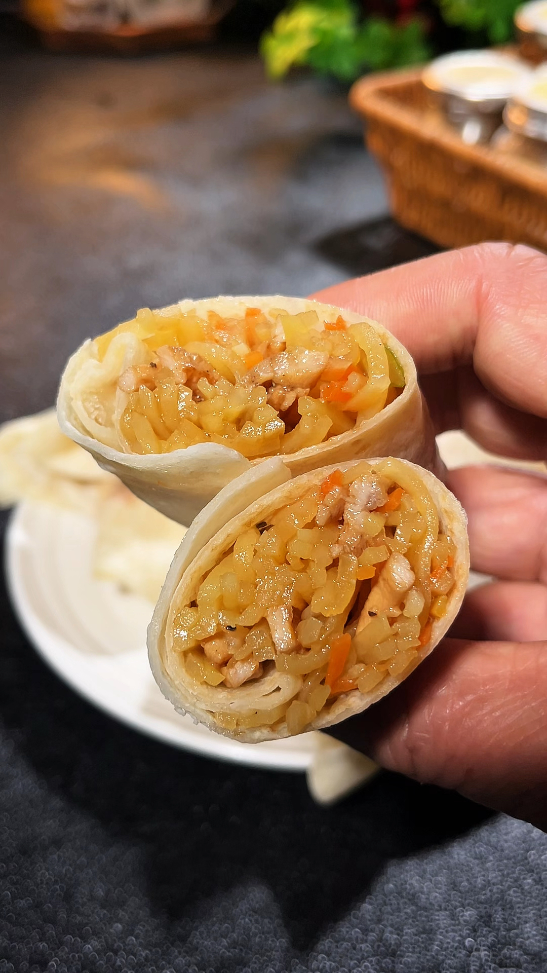 马上开学了,早餐给孩子做个饭菜一起吃的土豆丝卷饼,营养又好吃