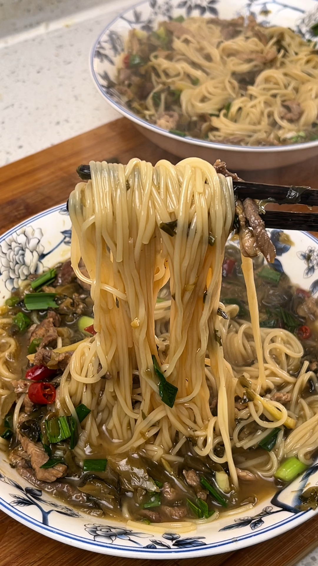 这样做的雪菜肉丝面,汤鲜味美,老婆每次都能吃两碗