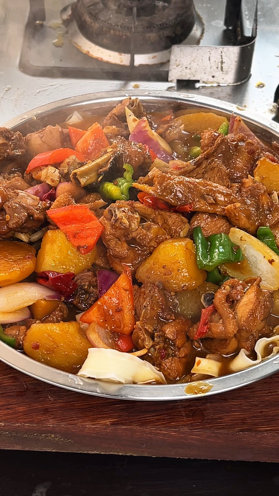 在家也能做正宗的新疆大盘鸡,做法简单,一看就会