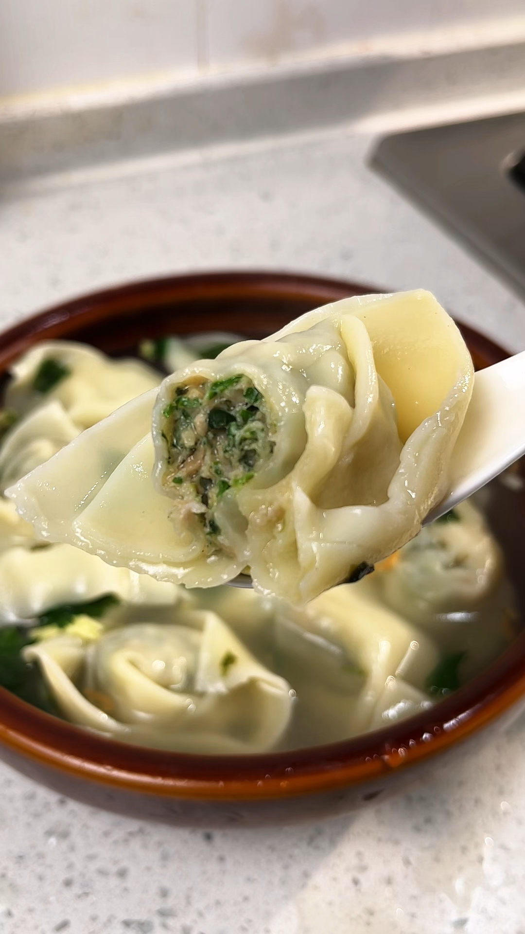 不想做饭的时候,我就煮一包猪肉渣荠菜鲜肉大馄炖,特别好吃