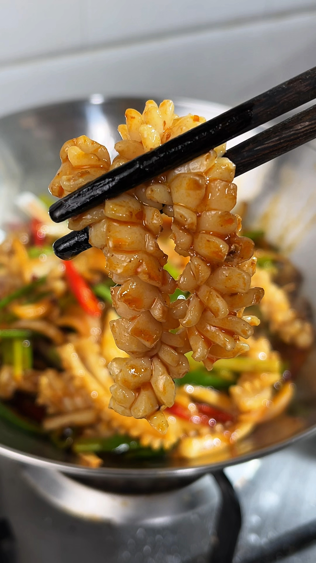 在家也能做出和饭店一样好吃的干锅鱿鱼,你们一定要试试