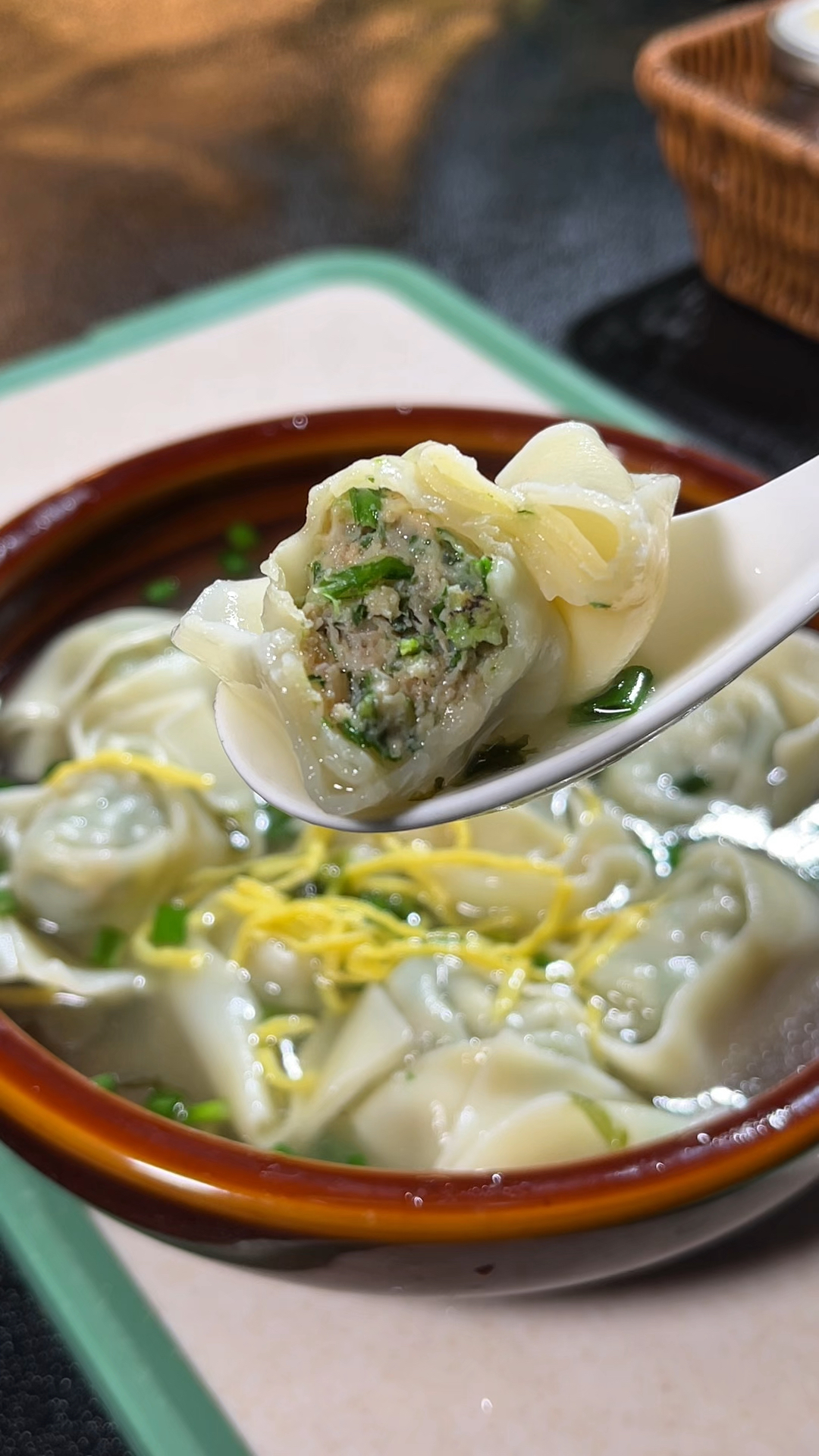 上海和平饭店的猪油渣荠菜大馄炖,个大饱满馅料足,真是太美味了