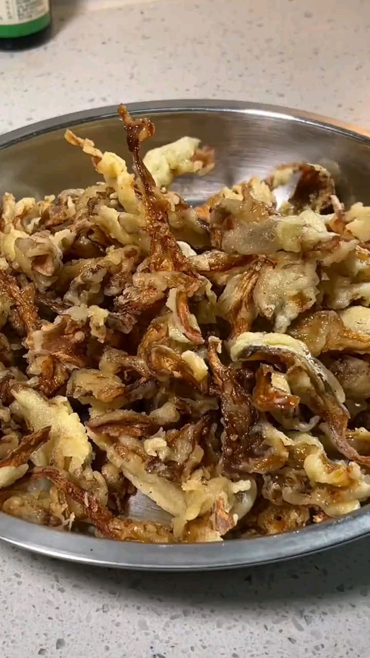 在家做椒盐蘑菇,只要掌握好了这个脆皮糊,焦香酥脆,凉了也不软