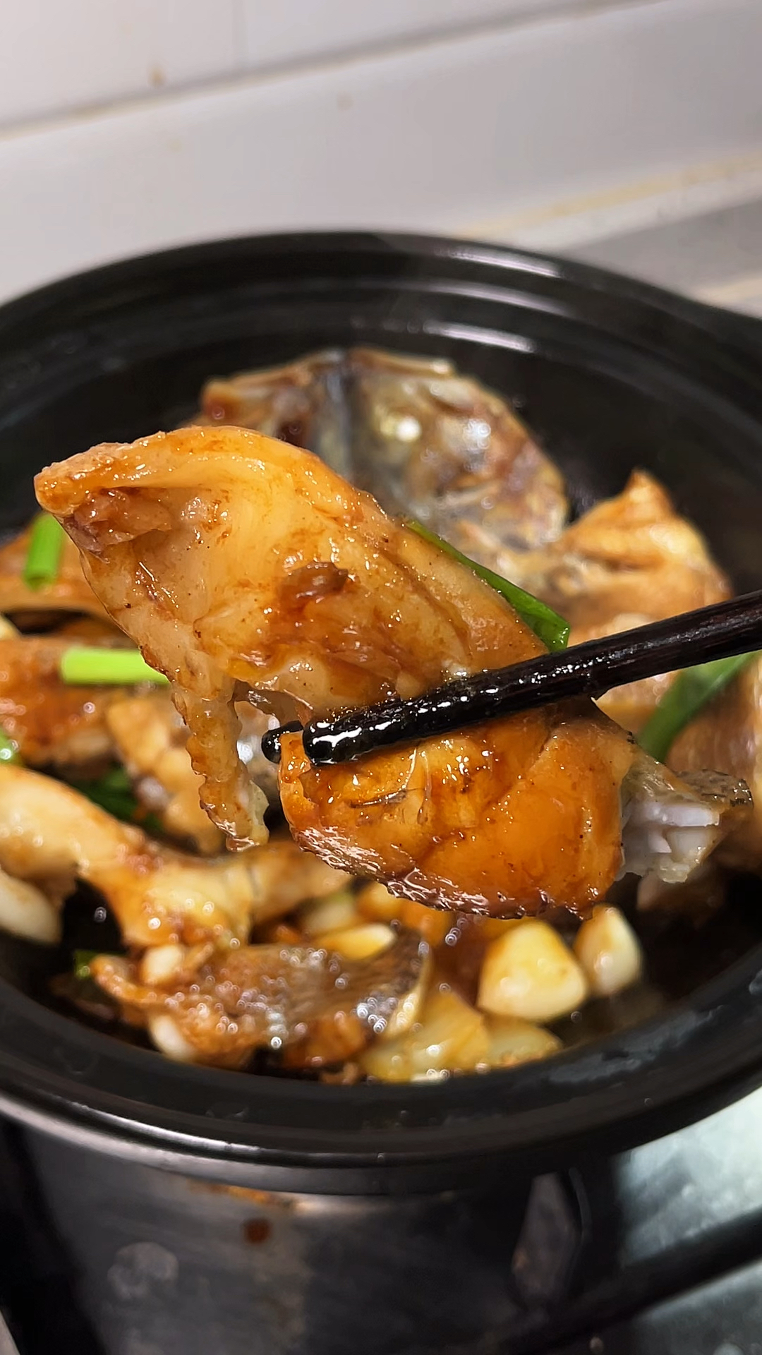 鲈鱼别总是清蒸了,试试这道啫啫鲈鱼煲,鱼肉鲜嫩,入味又好吃