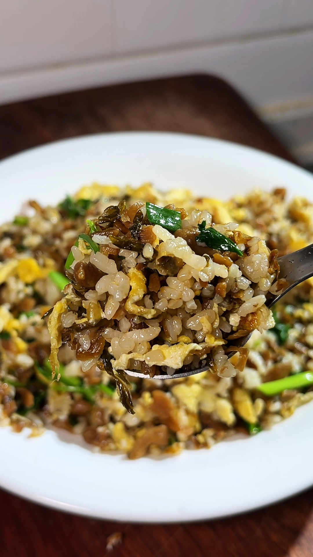 一个人在家不想做饭,我就会炒一盘外婆菜蛋炒饭,香喷喷的巨好吃