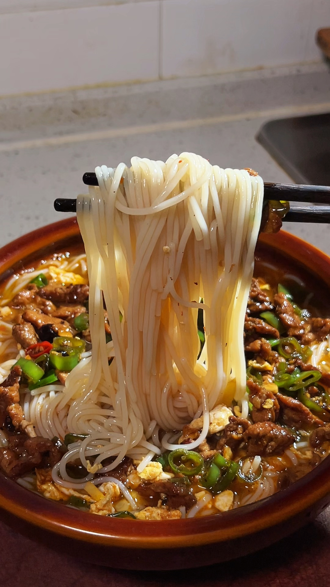 不想炒菜，我都会做一碗辣椒炒肉盖码米粉，有肉有蛋，营养又好吃