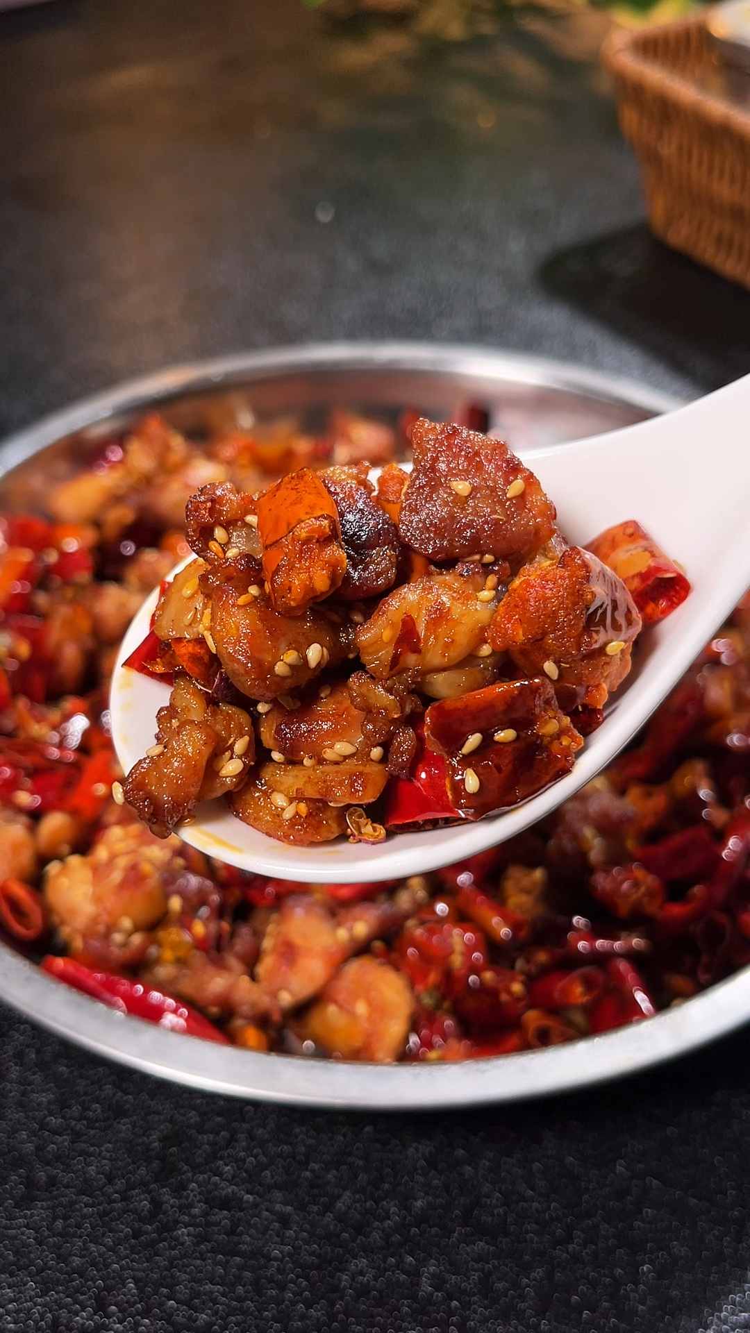在家也能做出和饭店一样好吃的重庆辣子鸡,麻辣鲜香,做法还简单