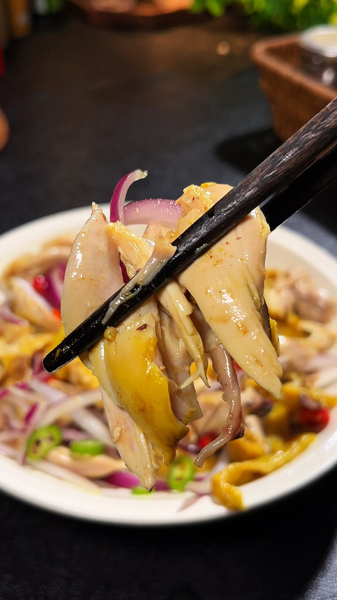 天热鸡腿别在红烧了，做一盘这样的盐焗手撕鸡，做法简单又好吃