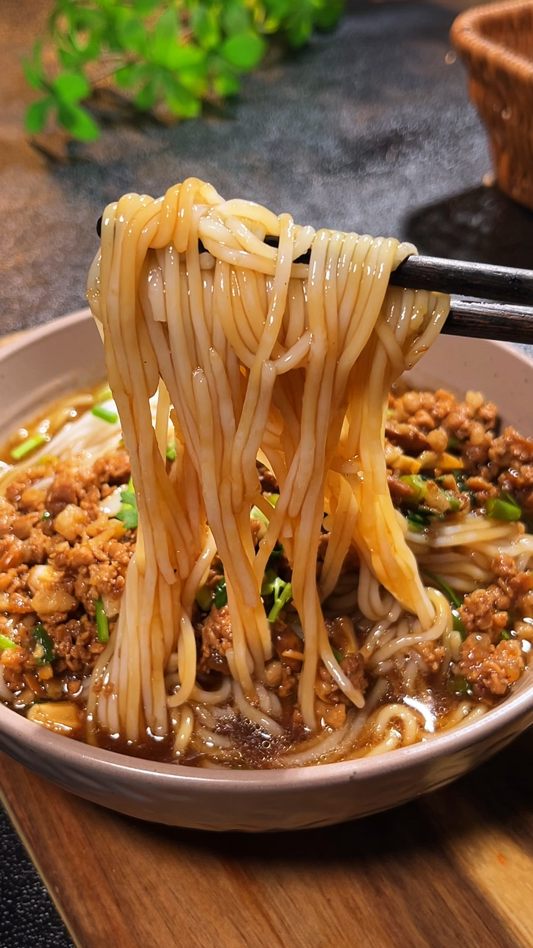 天热没胃口，来一碗这样是肉酱米粉，连汤都能喝的干干净净