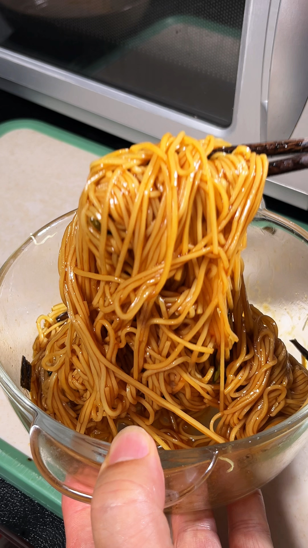 只需要一个微波炉，就可以做出好吃的葱油拌面，省时省力省食材