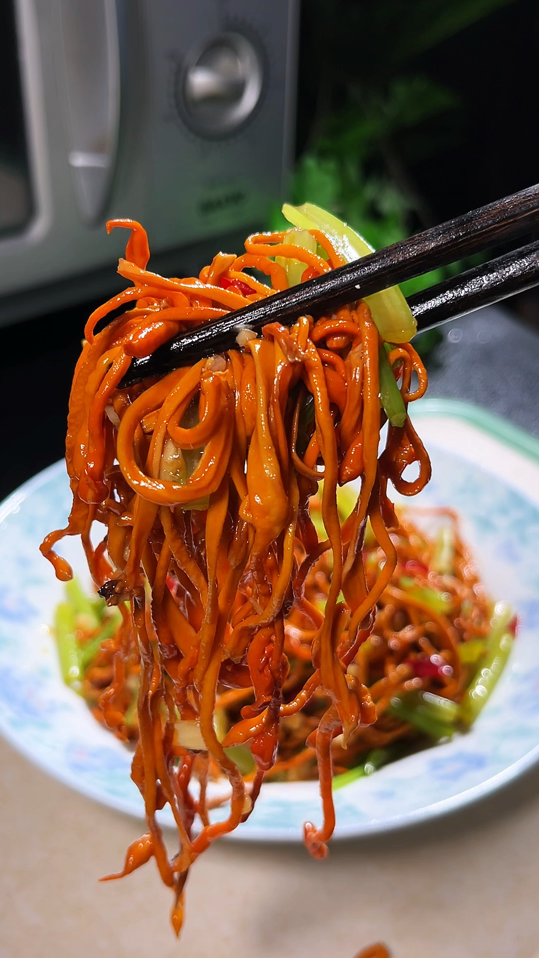 天热,虫草花别总拿来凉拌了,做一盘这样的凉拌菜,营养又好吃