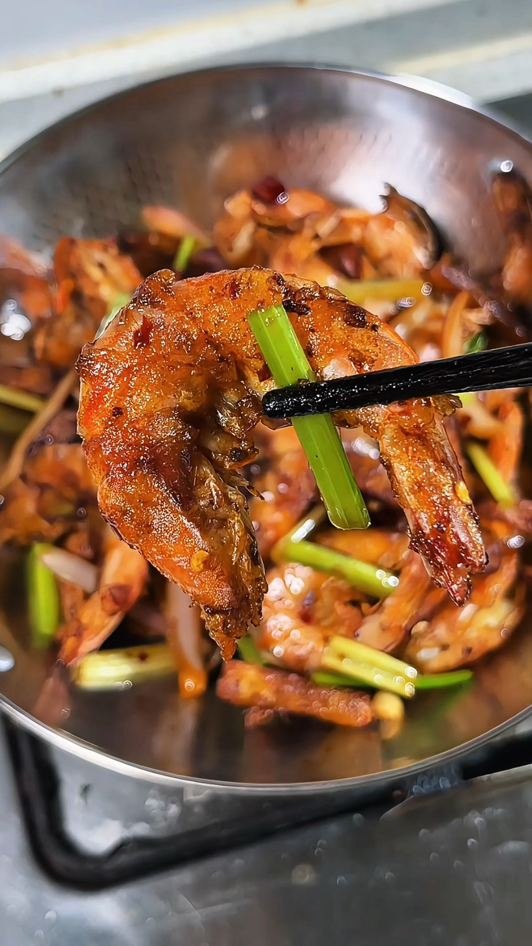 在家想吃干锅虾，你就像我这样做，简单两步就能做出饭店的味道