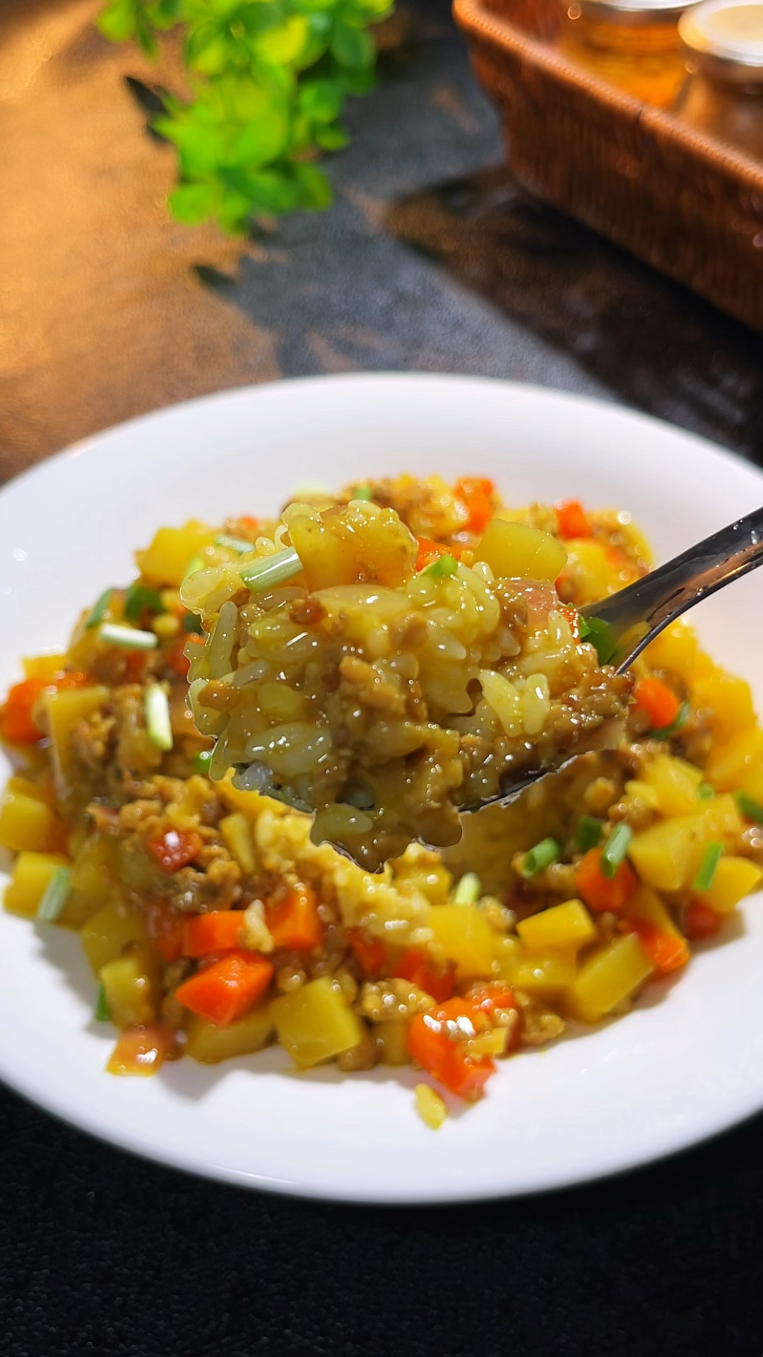 酱汁超级浓郁的咖喱肉沫土豆饭，色泽金黄，口感丰富，好吃到舔盘