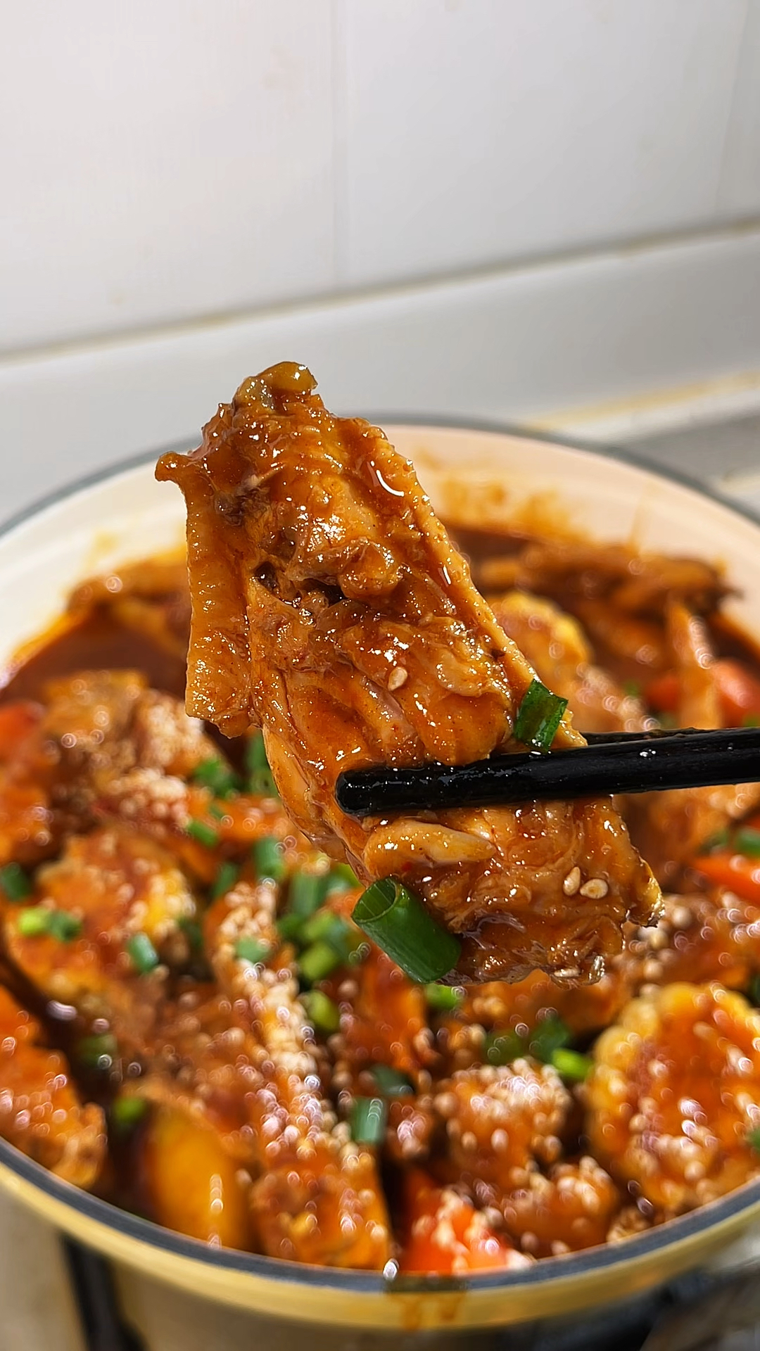 在家做了超级好吃的鸡翅鸡爪鲜虾煲,光这个汤汁拌饭都香的迷糊了