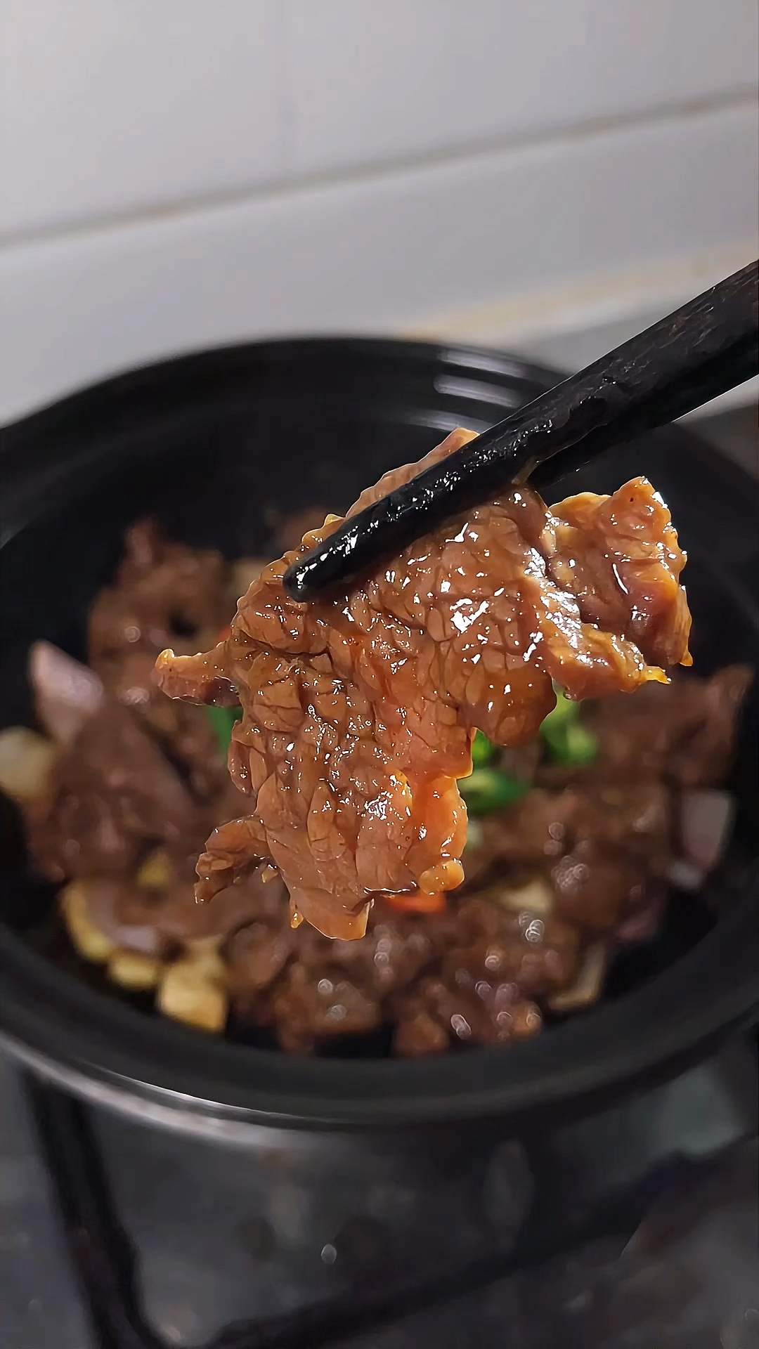 锅气十足的广式啫啫牛肉煲,牛肉鲜香嫩滑,吃一口就停不下来