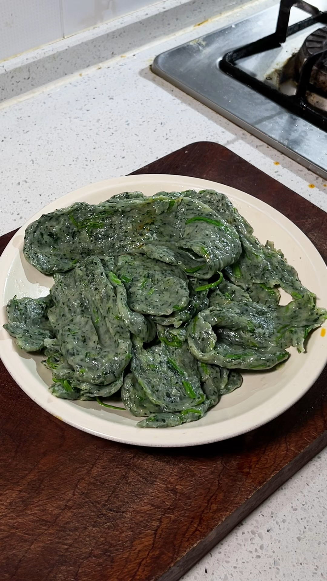 菠菜的新吃法,做成扯面片,配着万能蘸水,低卡低脂,太好吃了