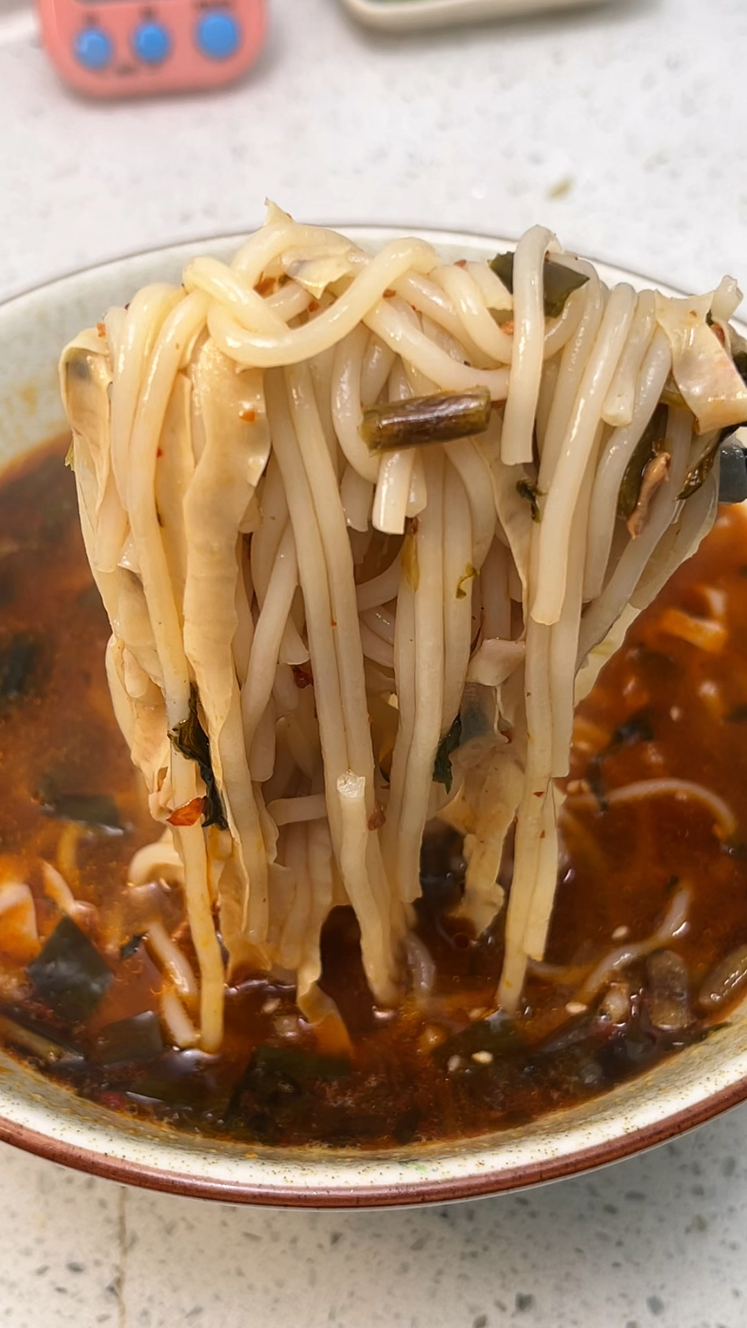 不用去云南也能吃上云南的焖肉小锅米线，味道和云南吃的一个味
