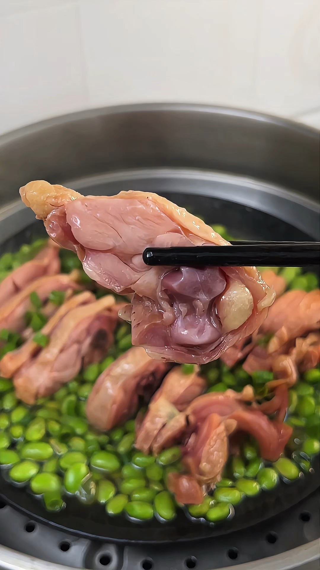 天凉了想吃腊味,做一盘腊鸡腿蒸毛豆,腊香浓郁,咸鲜味美