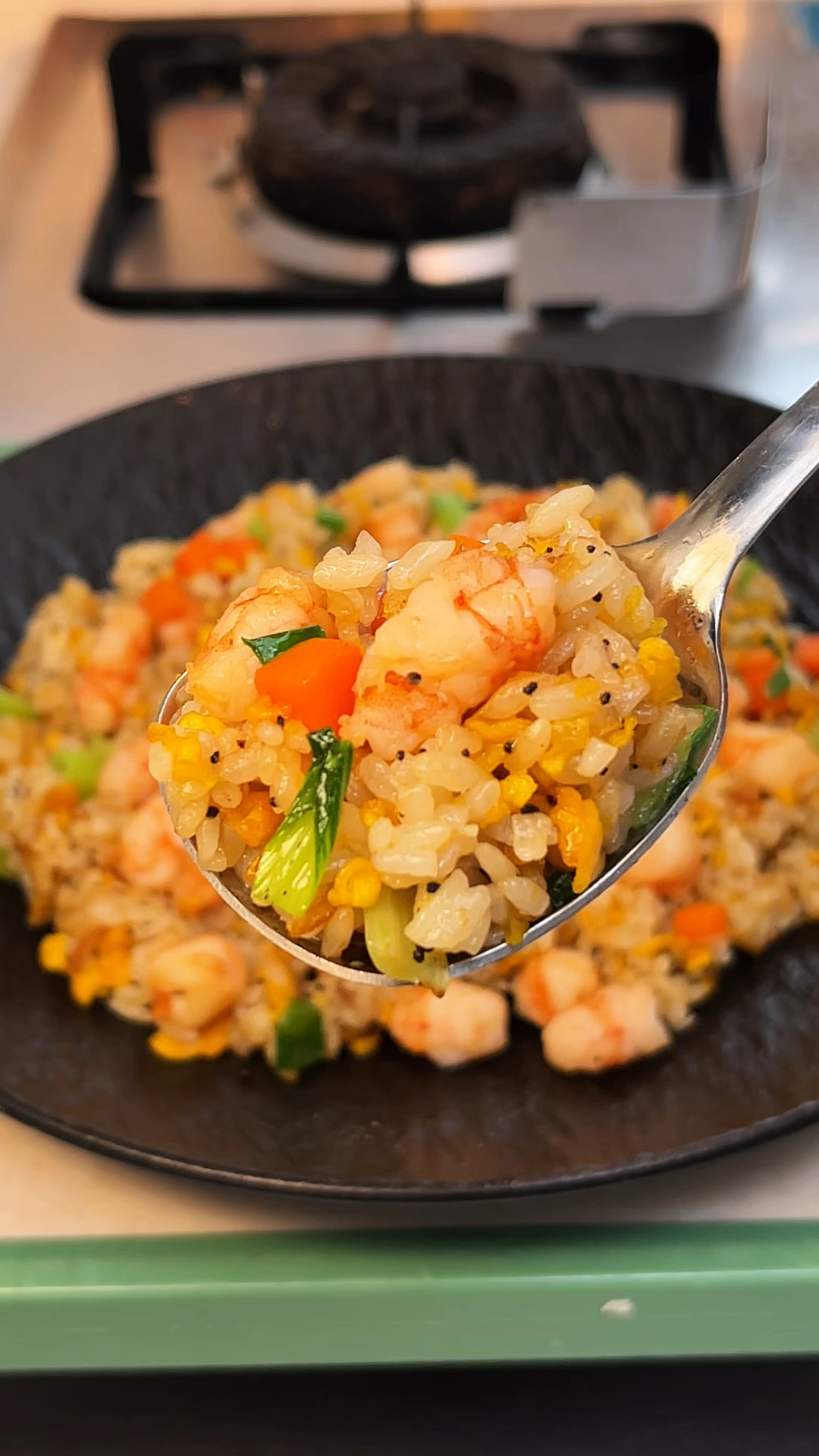 今天用世界三大美食之一的黑松露，做了一盘黑松露虾仁炒饭，真香