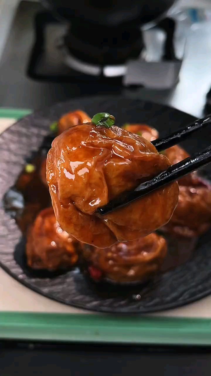 吸饱了汤汁的油面筋塞肉，来上一口满嘴肉香，太好吃了