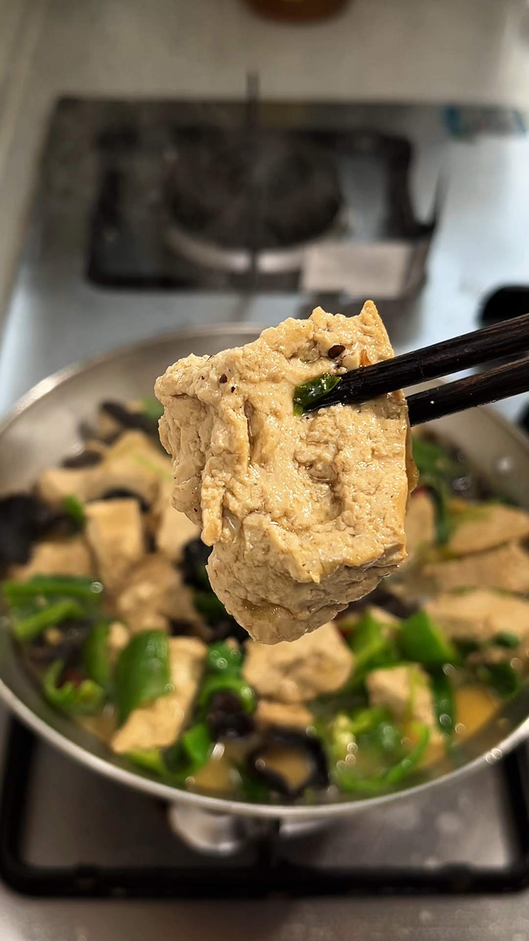 喜欢吃豆腐的快去做这个素烧豆腐，豆腐吸饱了汤汁，做法简单好吃