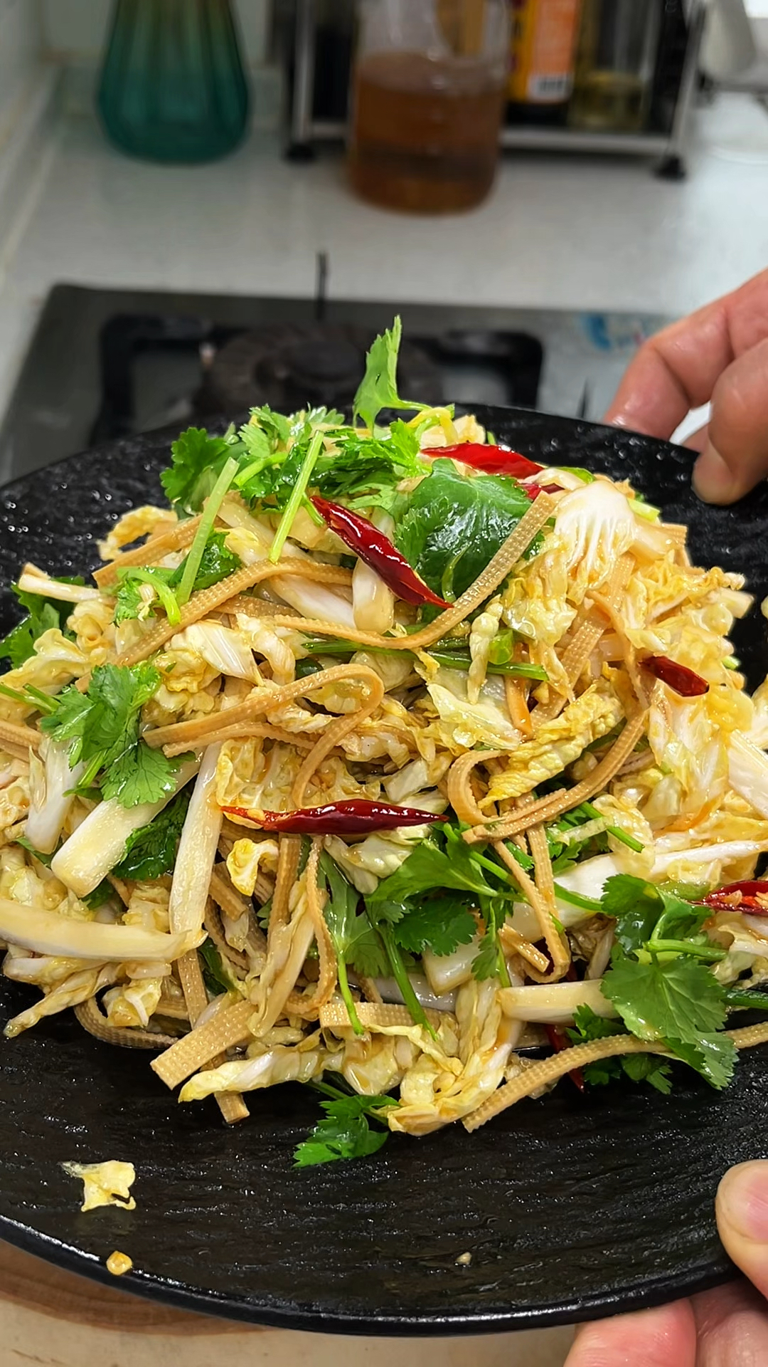 小饭馆桌桌必点的凉拌白菜心做法，酸辣爽脆，下酒又下饭