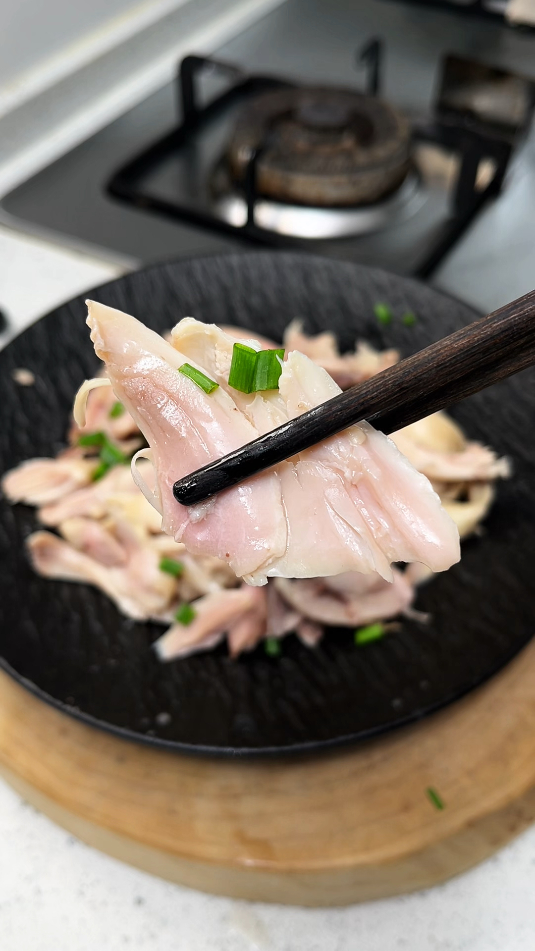 喜欢吃鸡腿的快去做这个盐水手撕鸡，口感咸香，做法简单又好吃