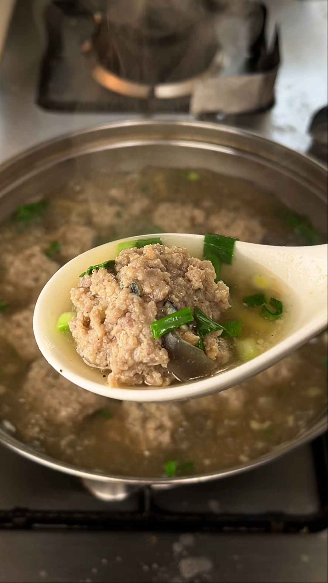 喜欢吃南昌皮蛋肉饼汤的可以试试这个皮蛋肉丸汤,汤鲜味美