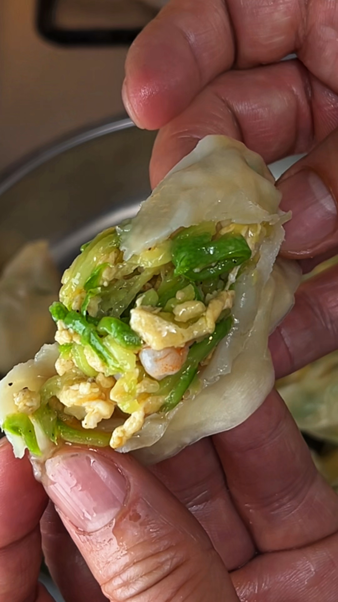 皮薄馅大的西葫芦虾仁蒸饺，来上一个鲜掉眉毛