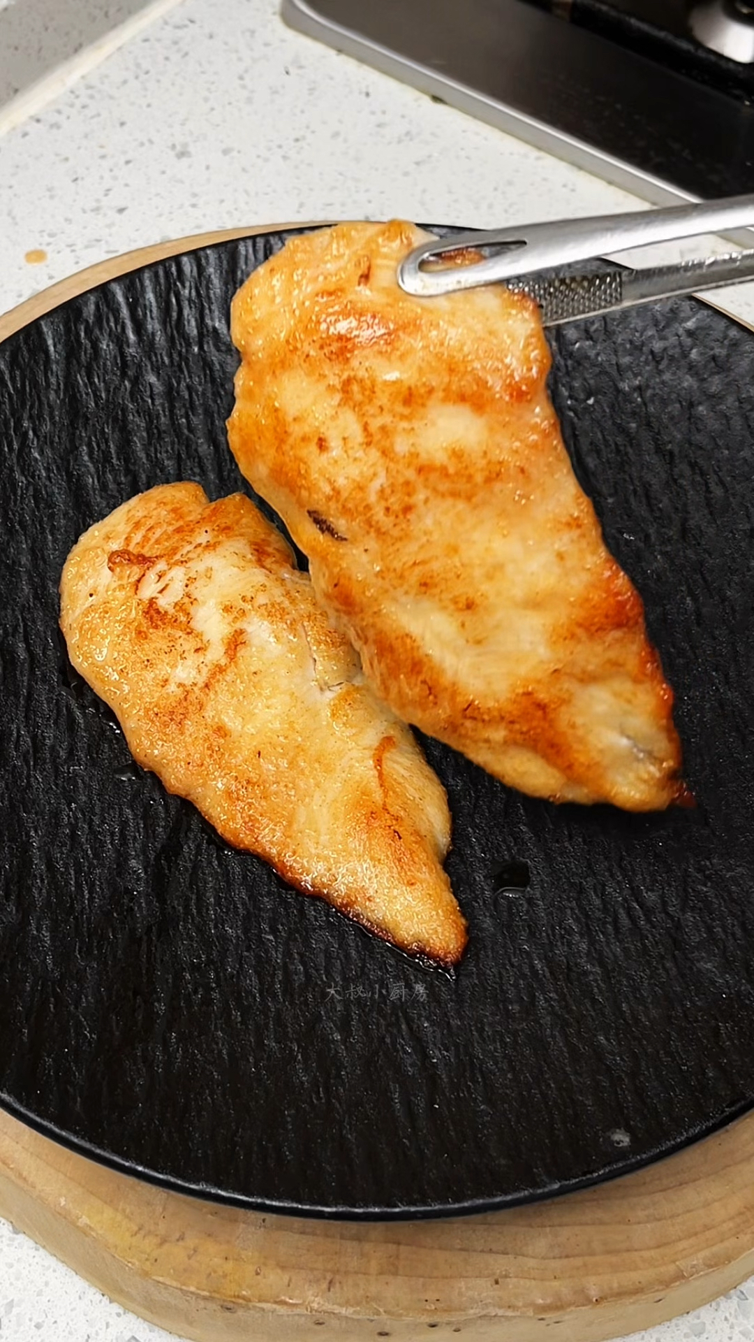 买了15块钱的鸡胸肉,在家做水嫩鸡排,鲜嫩多汁,太好吃了