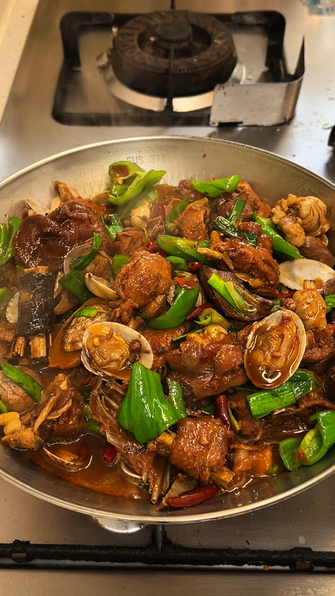 大雪节气做了一锅花甲烧鸡,花甲的鲜加上鸡肉的香,太好吃了