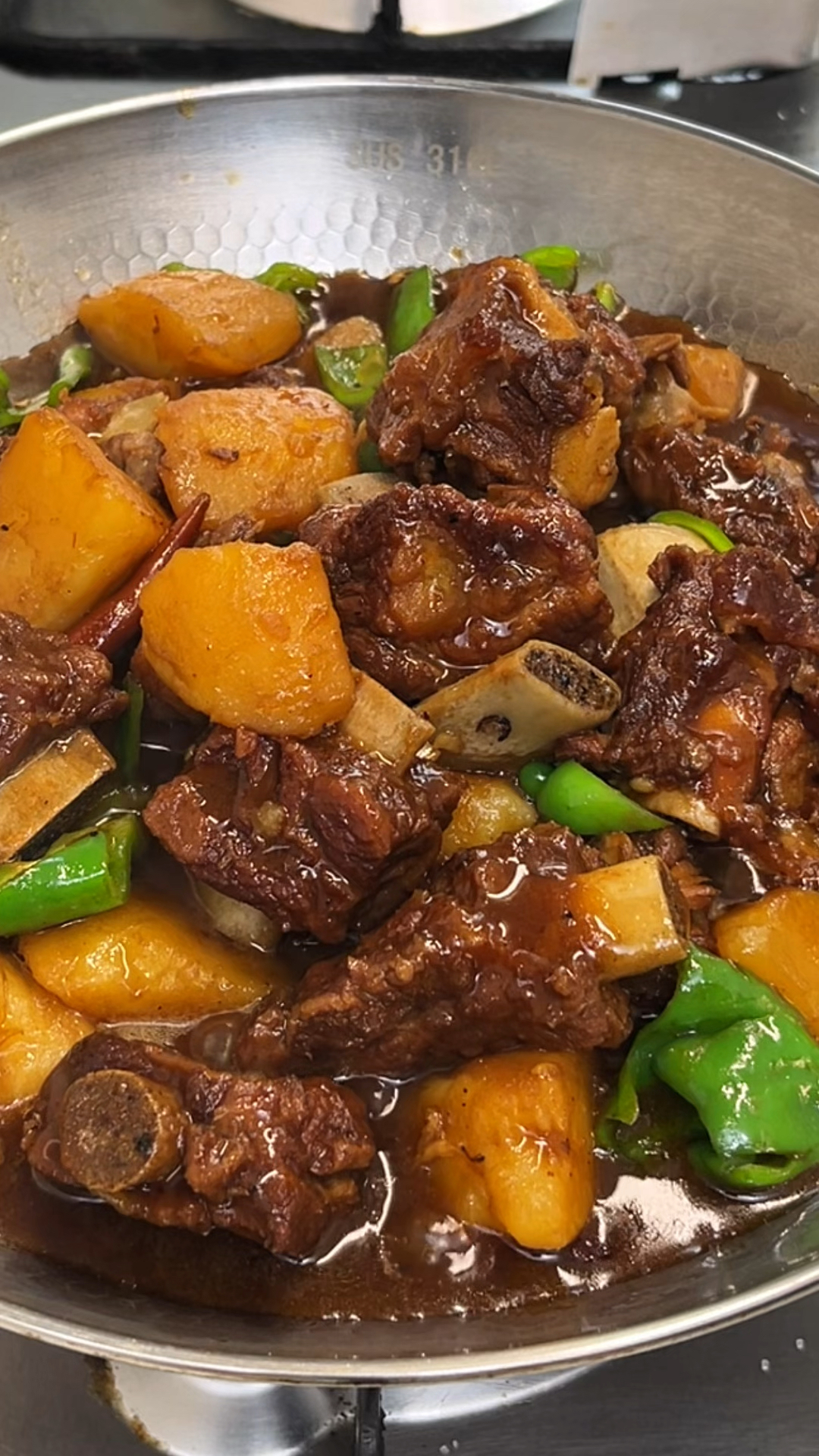 汤汁拌饭都能吃两碗的土豆炖排骨，排骨软烂脱骨入味又好吃