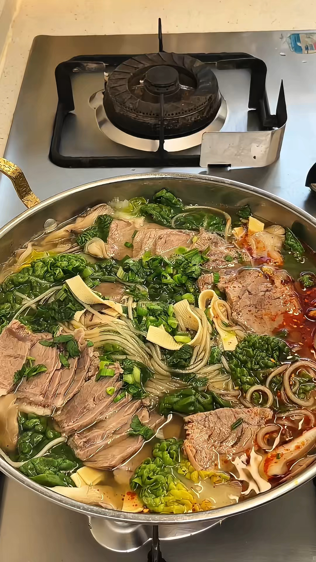 天冷来一锅热乎乎的牛肉锅仔，一家人围着吃肉喝汤太舒服了