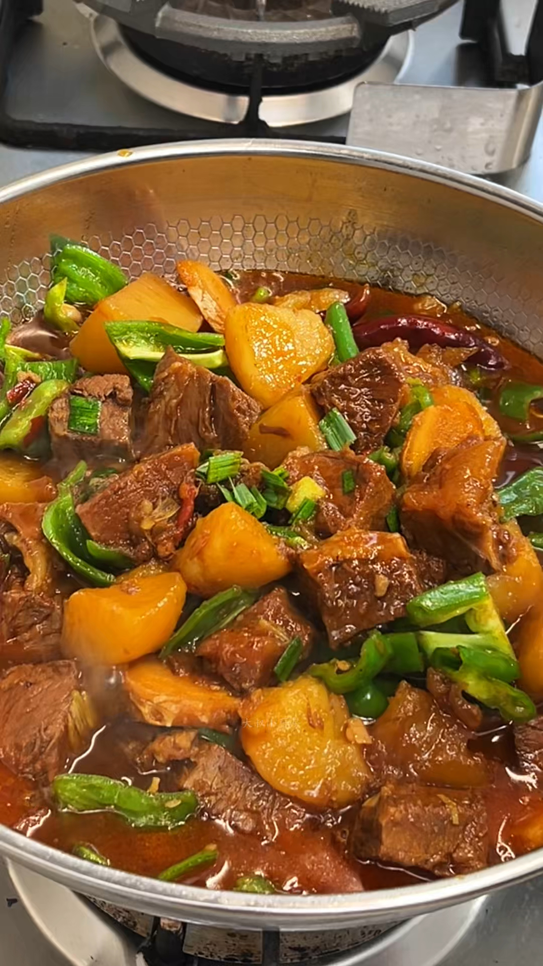 一块剩牛肉加两个土豆，做了一锅土豆炖牛肉，软烂入味，太好吃了